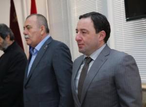 Բադալյանների ընտանիքը դրամական օգնություն է հատկացրել զոհված զինվորների ու սպաների ընտանիքներին