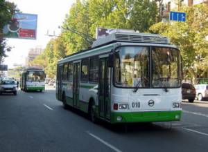 Троллейбус совершил наезд на 2 женщин: одна на месте скончалась