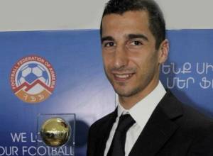 Henrikh Mkhitaryan receives his prize
