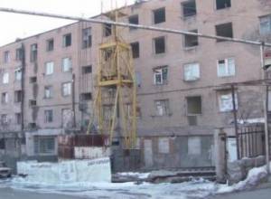 Երեխաներ՝ 4-րդ կարգի վթարային շենքում. ինչու  բնակիչները համաձայնության չեն գալիս