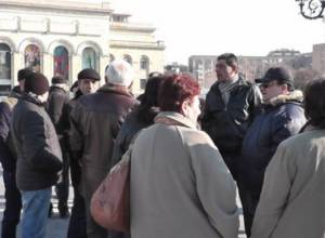 Nairit plant employees again gather outsisde government, seek plant’s reoperation