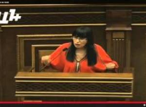 "В далеких селах те, кто один раз поставил свечку, преподает историю церкви "