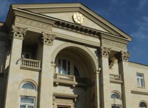 Representatives of political forces arrive at 26 Baghramyan