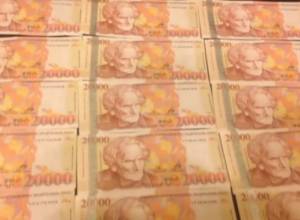19 հատ 20 000-անոց՝ կնոջ ներքնաշորում