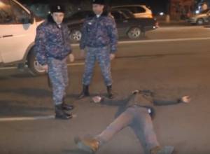 Напряженная ситуация около резиденции: прямой эфир