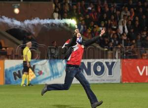 Երիտասարդը ծխացող ջահով վազել է դաշտով մեկ