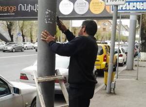 Со столбов очищены рекламные объявления