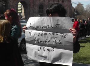 "Пострадавшие от г-жи Эрмине" - около здания Правительства