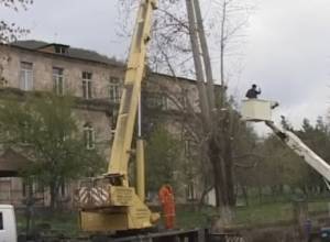 Ծառերի էտի ժամանակ վերամբարձ կռունկը կողաշրջվել է. ՍՈՍԻ