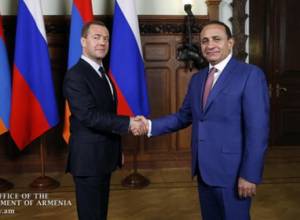 Armenian, Russian PMs talk on the phone