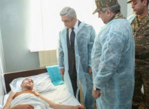 Serzh Sargsyan visits wounded soldiers