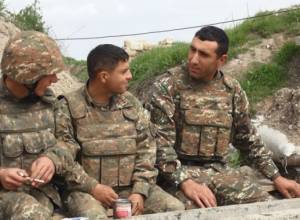 Commander and his servicemen (photos)