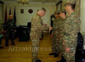 3 военнослужащих, уничтоживших 2 вертолета и 5 танков, были награждены автомобилями