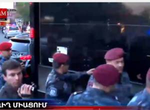 Live:  Акция протеста около резиденции президента