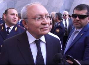 На возвышенности Цицернакаберд большой поток людей