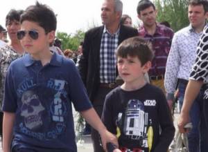 Numerous children visit Armenian Genocide Memorial