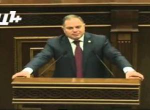 Ծափողջույններ՝ դահլիճ մտավ Գալուստ Սահակյանը