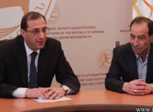 Գաբրիել Ղազարյանը հուշանվեր է հանձնել Նորայր Մեսրոպյանին