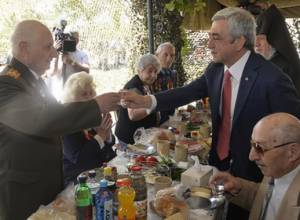 Serzh Sargsyan also visited field kitchen opened at Victory Park
