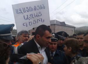 Village headman cursed: residents of Garni again closed the road
