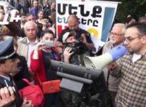 Ակցիա Սերժ Սարգսյանի տան մոտ