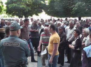 «Դղյակները սարքել են ժողովրդի քրտինքով». ակցիա կառավարության մոտ