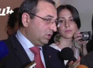 Նախարարը պատասխանում է լրագրողների հարցերին