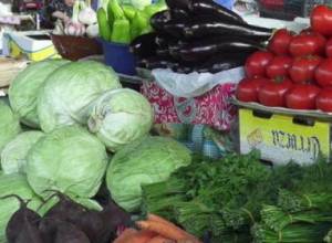 People used to visit markets before supermarkets emerged in the city - salespeople