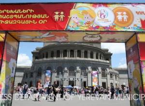 Խաղաղ երկինք ու փայլող արև. կավճանկար` Ազատության հրապարակում