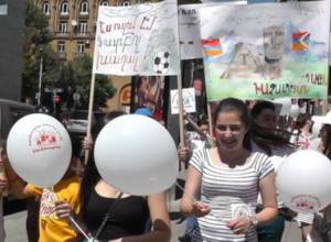 Дети певцы провели шествие-оповещение