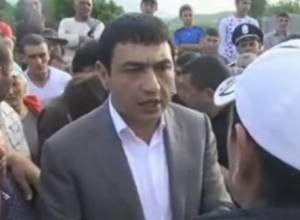 Calm down! Do not shout! - Governor says to protesting villager