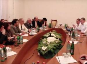 «Хотите, чтоб мы вам еще и кофе по утрам приносили?»: напряженная ситуация в  «4+4+4»