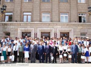 Bako Sahakyan hands over gifts to pupils and teachers