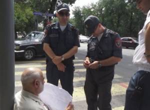 Сидячая акция около дома Сержа Саргсяна