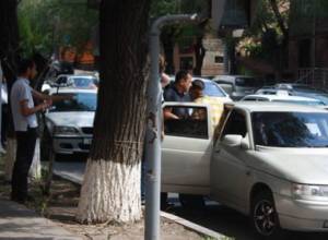 Похитили людей рядом с офисом “Учредительного парламента”