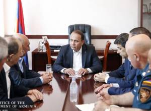 Министр - премьеру: "Теперь целый день должны объявлять, что делаем?"