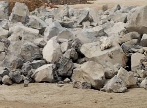 Rock-fall blocks Chambarak-Dilijan roadway in Armenia