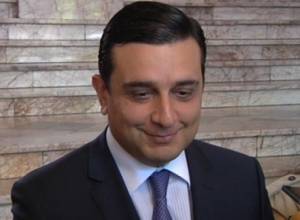 Նախարարը նվիրատվություններն ստանում է կնոջ հարազատներից