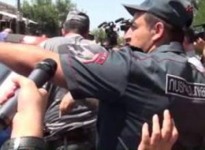 Ցուցապաստառը նյարդայնացրեց ոստիկաններին