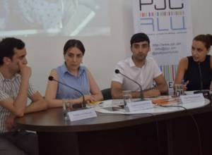 Ստիպել են ոստիկանի կոշիկները համբուրել
