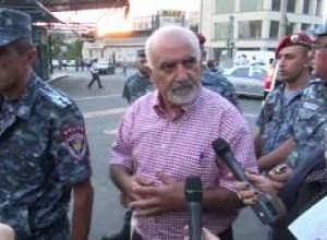 Պարույր Հայրիկյանը չգիտի իրեն բերման են ենթարկում, թե՝ ոչ