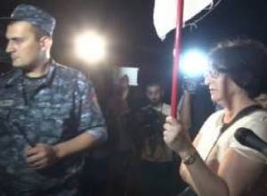 Սպիտակ դրոշով դեպի ոստիկանները