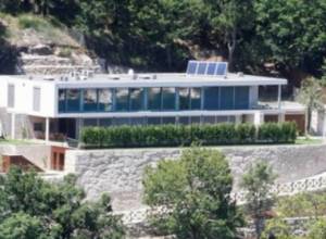 Forest fires threaten Ronalod's mansion