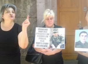 Mothers of dead servicemen wait for candidate for Prosecutor