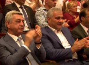 Սերժ Սարգսյանը շնորհակալություն է հայտնել Գագիկ Ծառուկյանին եւ պարգեւներ հանձնել