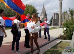 Զ. Փոստանջյանը Եռաբլուրում կարդաց հռչակագիրը