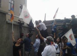 Action: Arayik Khandoyan’s relatives trying to see him