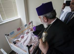 Ամենայն Հայոց Կաթողիկոսն այցելել է ծննդատներ