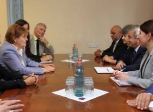 Բարոնուհի Քերոլայն Քոքսը հյուրընկալվել է ԼՂՀ ԱԺ-ում
