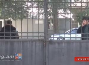 Ընտրությունների եկածներին գրանցում են բակում